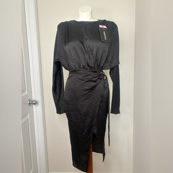 ✨4/$30 Pretty Little Thing Black Wrap Dress NWT Size 4 - Picture 2 of 7